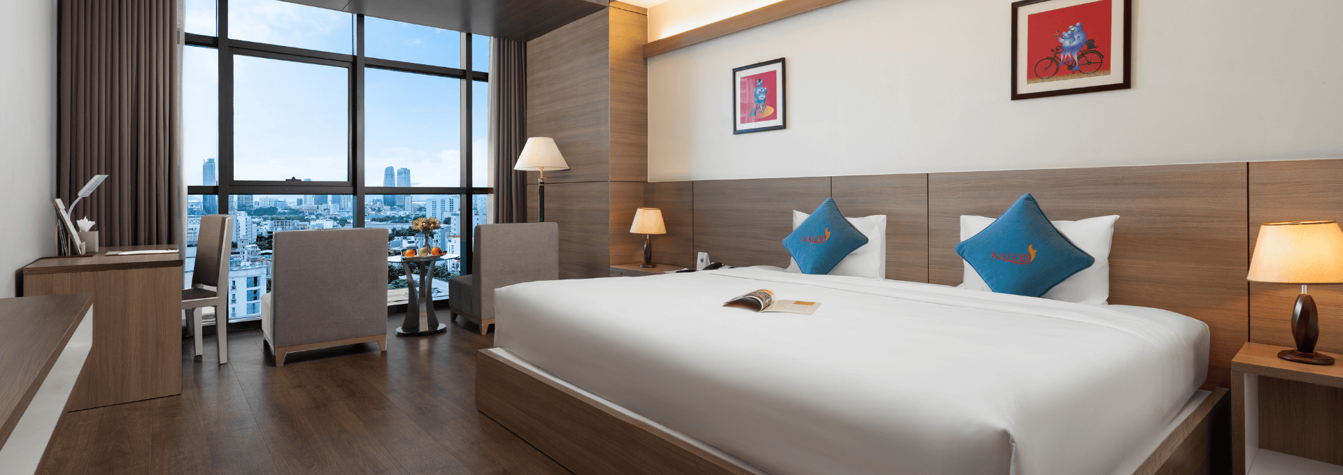 DELUXE CITY ROOM